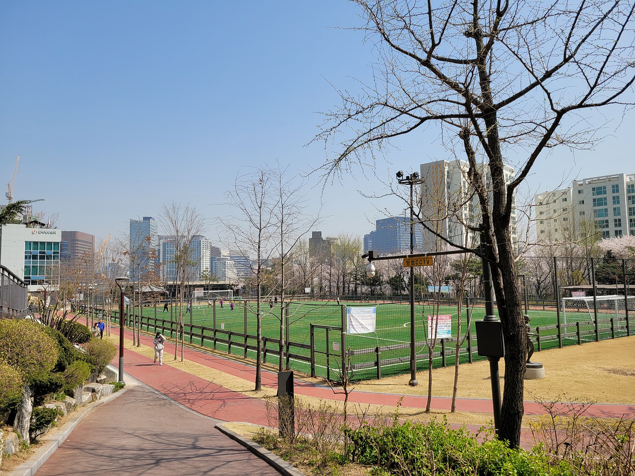 他以极其相 他以极其相